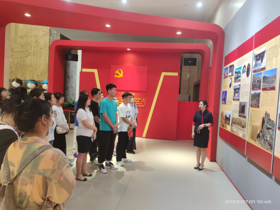 一群人站在火车旁描述已自动生成