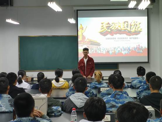 说明: 一群人在开会描述已自动生成