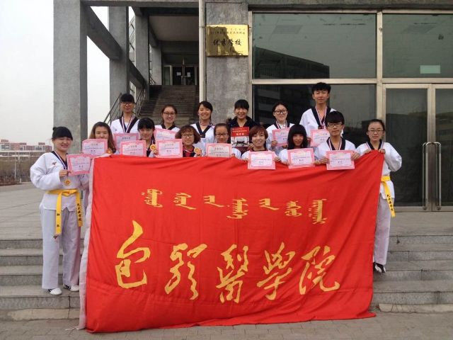 杨涛老师和包医代表队运动员们合影