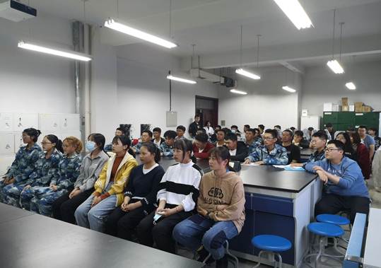 说明: 会议室里的人们描述已自动生成