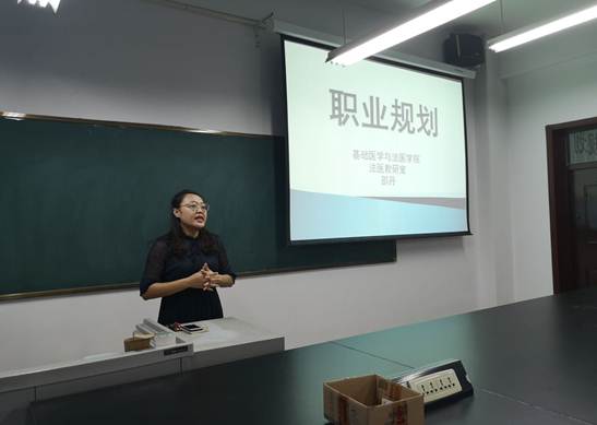 说明: 图片包含 室内, 天花板, 男人, 桌子描述已自动生成