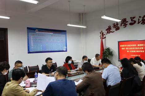 说明: E:\2022-05-22基础医学与法医学院第一届教职工代表大会\IMG_3468.JPG