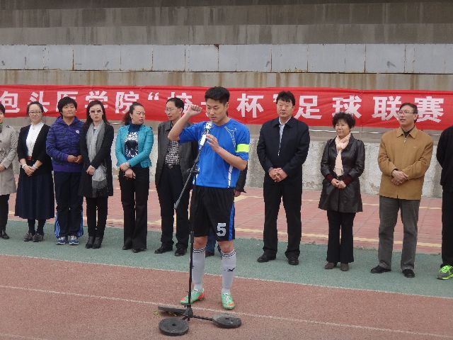 运动员代表辛凯峰宣誓