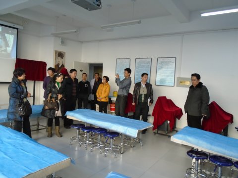 参观内医大中医学院针灸推拿实验室